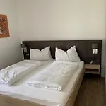 Siri Zentrum Mit Garten *