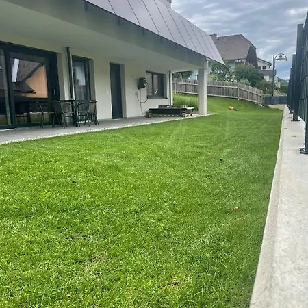 Siri Zentrum Mit Garten *