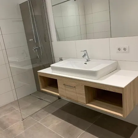 Siri Zentrum Mit Garten *