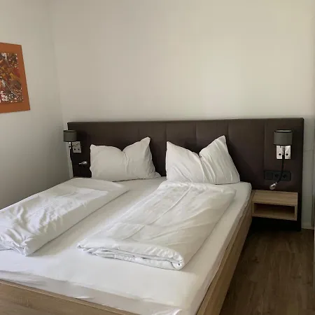 Siri Zentrum Mit Garten *